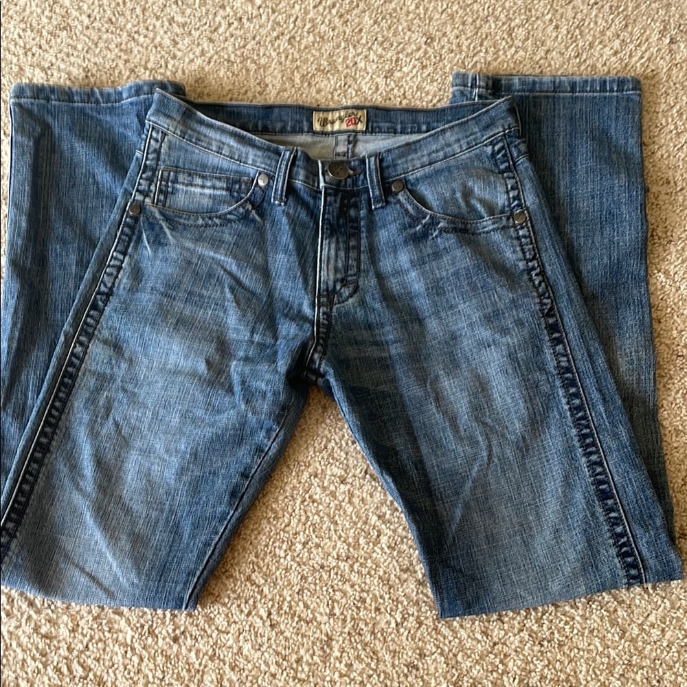 Wrangler 20x Classic Blue Denim Jeans

EUC, smoke free, pet dander free home